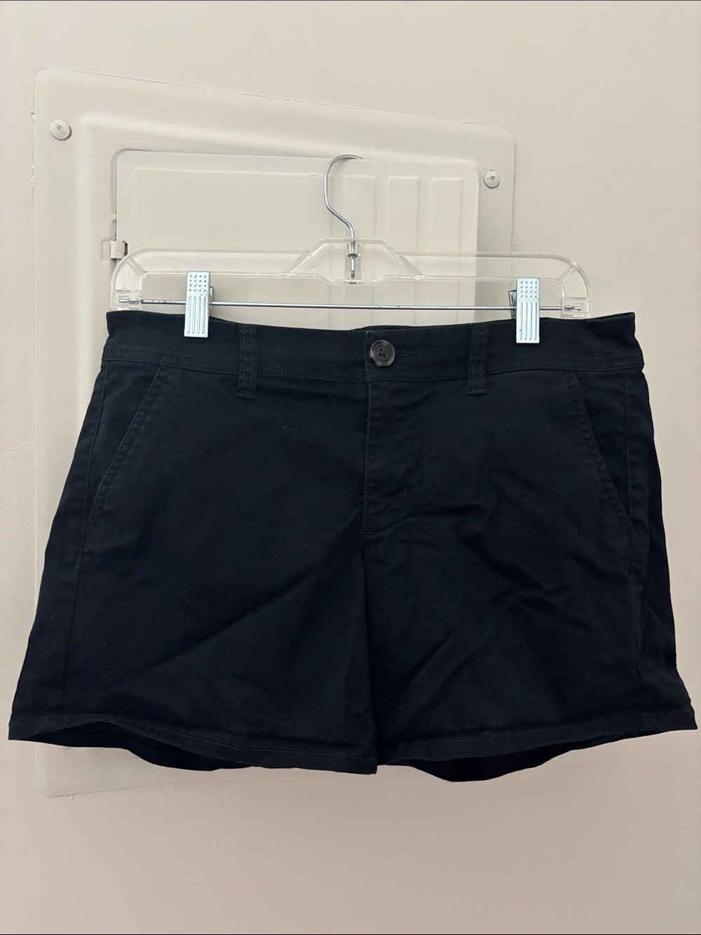 AEO Shorts Size 6 Black Chino Logo MIDI Stretch 5” Inseam